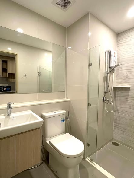 room interior and bathroom of Life Rama 4 – Asoke