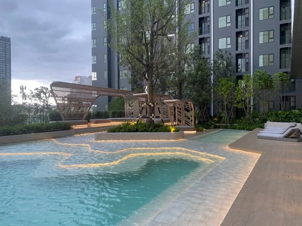pool of Life Sathorn Sierra ไลฟ์ สาทร เซียร์รา