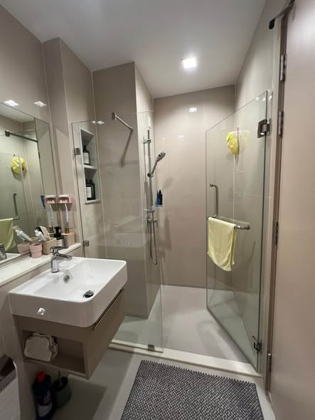 room interior and bathroom of Life Sathorn Sierra ไลฟ์ สาทร เซียร์รา