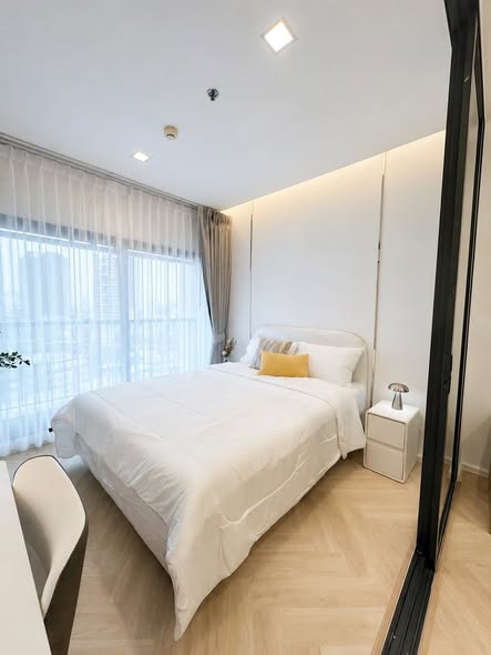 bedroom and room interior of Life Sukhumvit 48