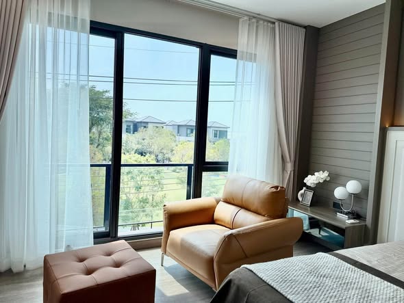 living room and bedroom of บ้านกลางเมือง ดิ อิดิชั่น บางนา