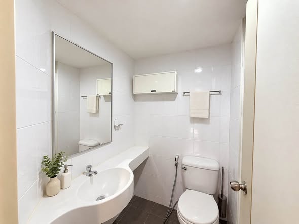 bathroom of Lumpini Condo Town Ram Inthra-Lat Pla Khao 2