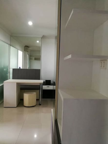 room interior and bathroom of Lumpini Place Rama 9 – Ratchada