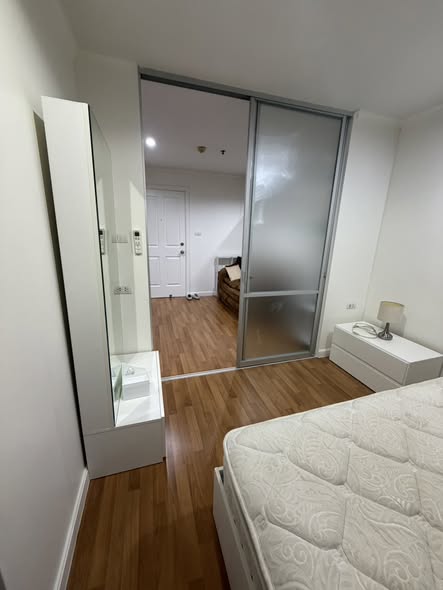 bedroom and room interior of Lumpini Place Ratchayotin