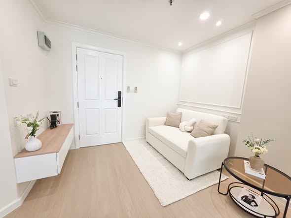 living room of Lumpini Place Ratchayotin