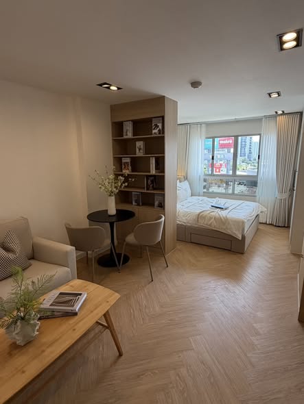 bedroom and living room of Lumpini Place Sathorn : ลุมพินี เพลส สาทร