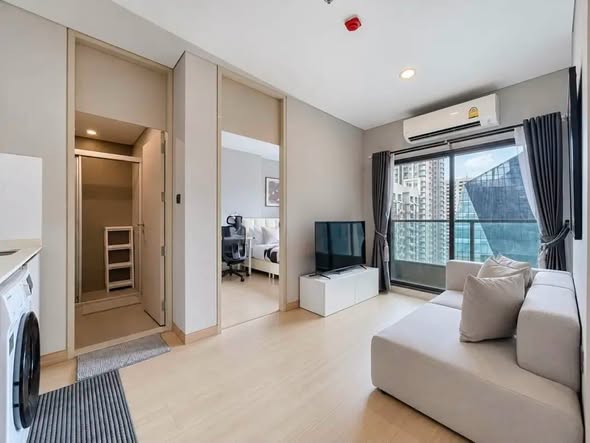 living room and bedroom of Lumpini Suite Phetchaburi – Makkasan