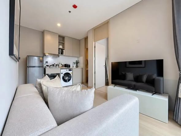 living room and bedroom of Lumpini Suite Phetchaburi – Makkasan
