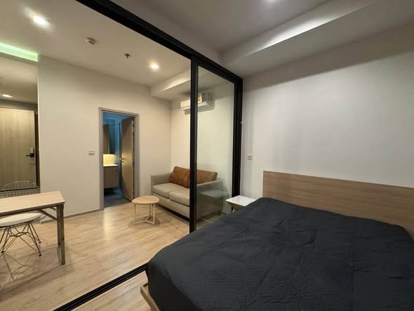 bedroom and room interior of M Jatujak