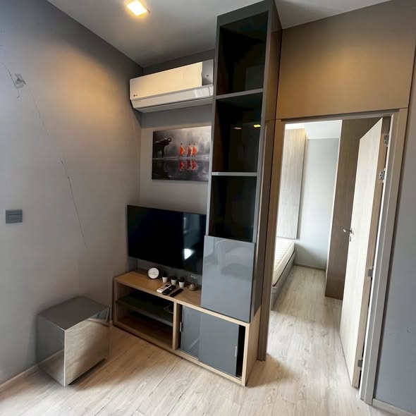 bedroom and room interior of M Thonglor 10