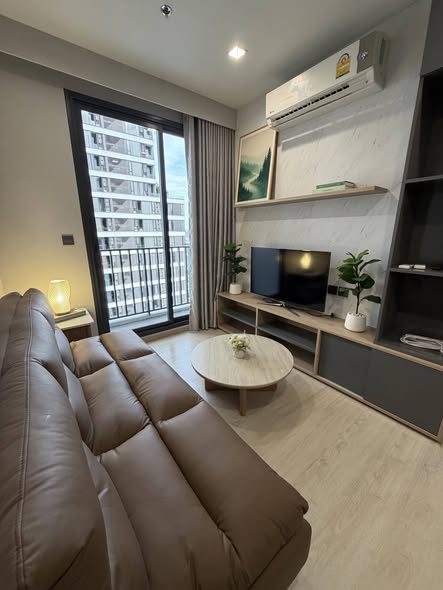 living room and bedroom of M Thonglor 10