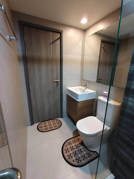 room interior and bathroom of Maestro 02 Ruamrudee