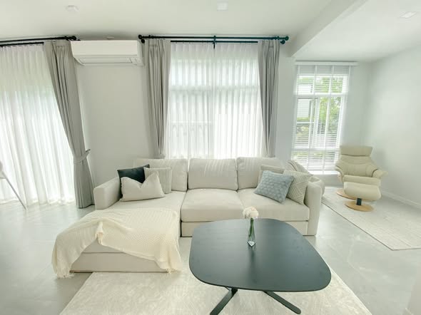 living room and bedroom of Manthana Bangna – Wongwean