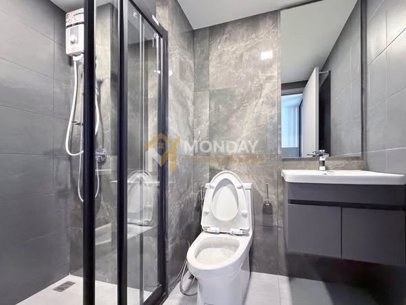 bathroom of Maroon Ratchada 32 (สำนักงานขาย)