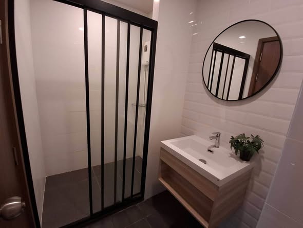 room interior and bathroom of Metris Phatthanakan-Ekkamai