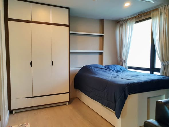 bedroom and room interior of Metro Luxe Riverfront Rattanathibet