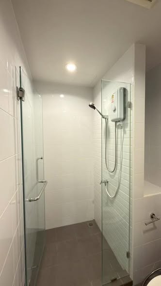 room interior and bathroom of Metro Sky Wutthakat