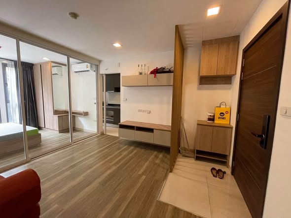 bedroom and room interior of Moniiq Sukhumvit 64