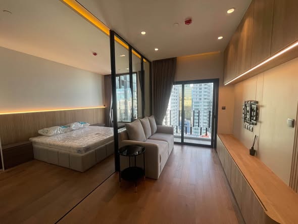 bedroom and room interior of MUNIQ Sukhumvit 23