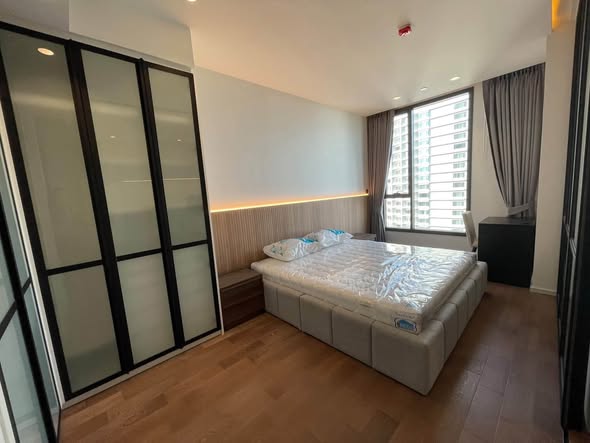 bedroom and room interior of MUNIQ Sukhumvit 23