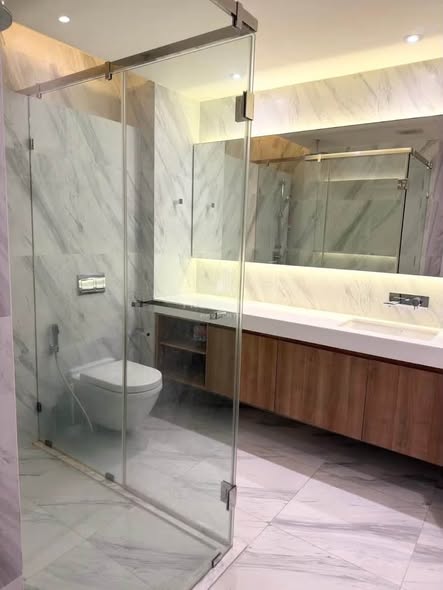 room interior and bathroom of MUNIQ Sukhumvit 23
