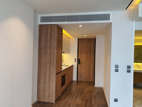 room interior and bathroom of MUNIQ Sukhumvit 23