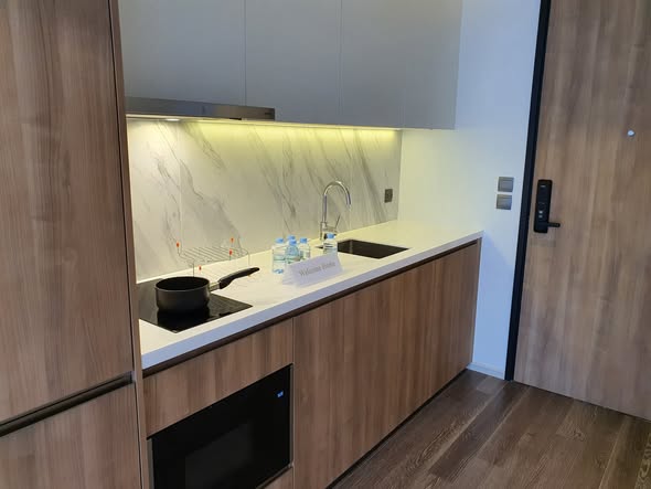 room interior and kitchen of MUNIQ Sukhumvit 23