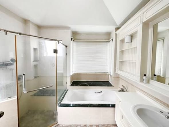 room interior and bathroom of Nantawan Rama 9 Srinakarin