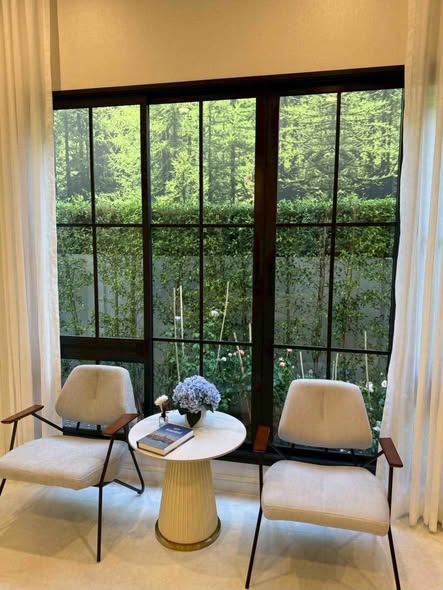 living room of Narasiri Phahol – Watcharapol