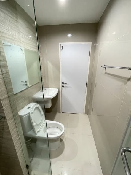 room interior and bathroom of Niche MONO Sukhumvit Bearing