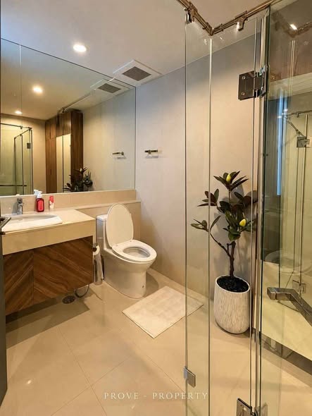 bathroom of Noble Above Wireless-Ruamrudee