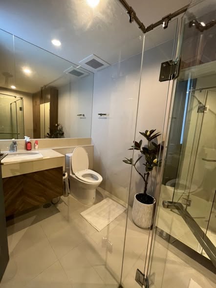 room interior and bathroom of Noble Above Wireless-Ruamrudee