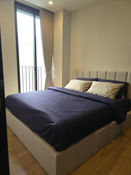 bedroom of Noble Around Ari