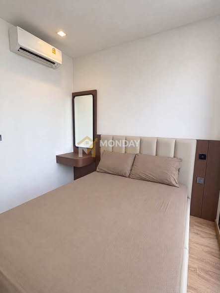 bedroom of Noble Around Ari
