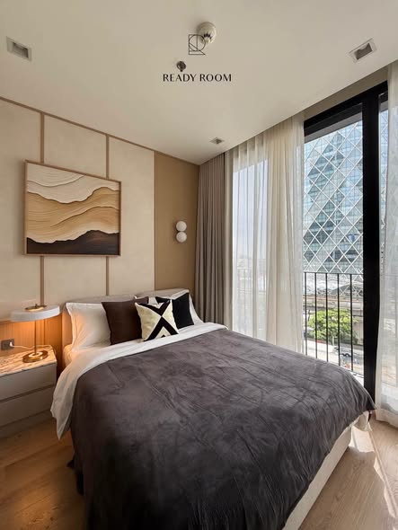 bedroom of Noble Around Ari