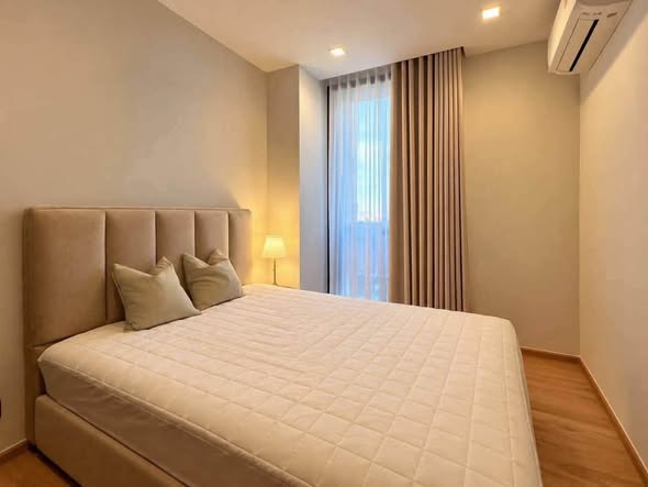 bedroom of Noble Around Ari