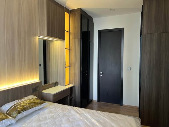 bedroom and room interior of Noble Around Ari