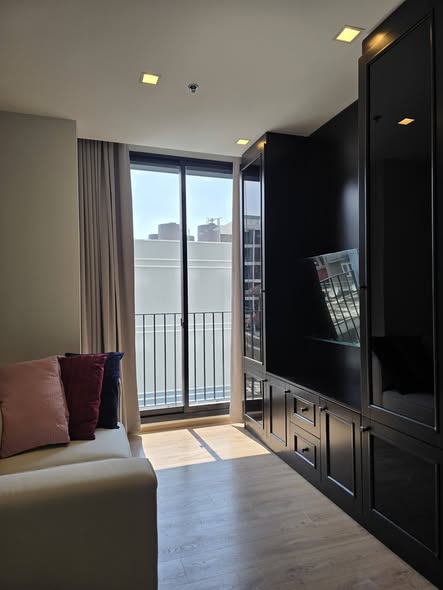 living room and room interior of Noble Around Ari