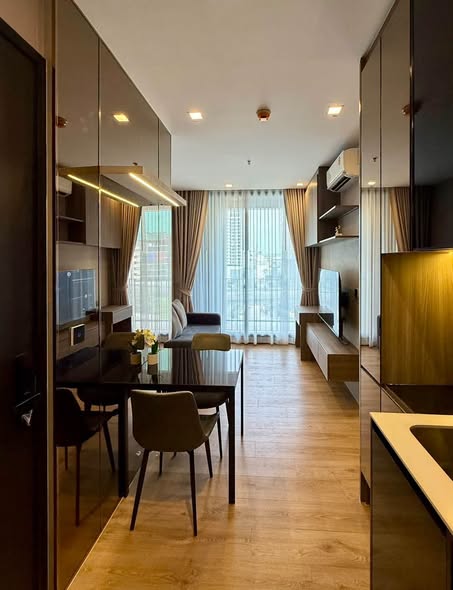 room interior of Noble Around Ari