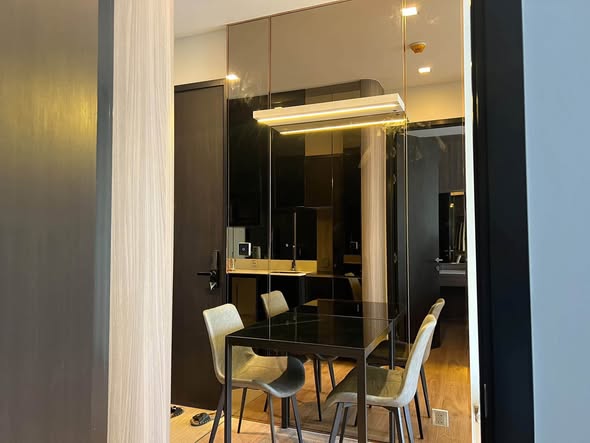 room interior of Noble Around Ari