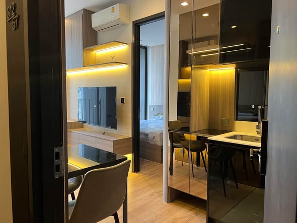 room interior of Noble Around Ari