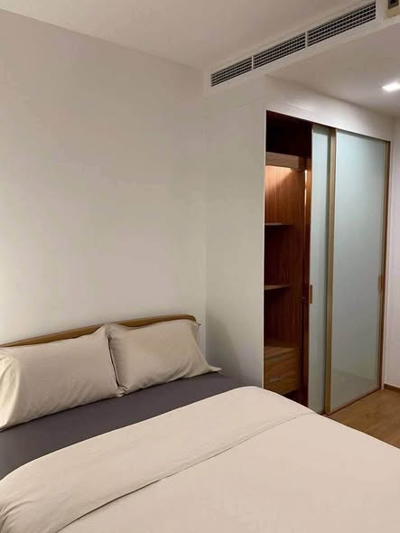 bedroom and room interior of Noble BE33