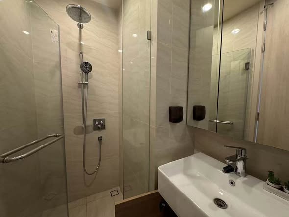 room interior and bathroom of Noble Form Thonglor โนเบิล ฟอร์ม ทองหล่อ