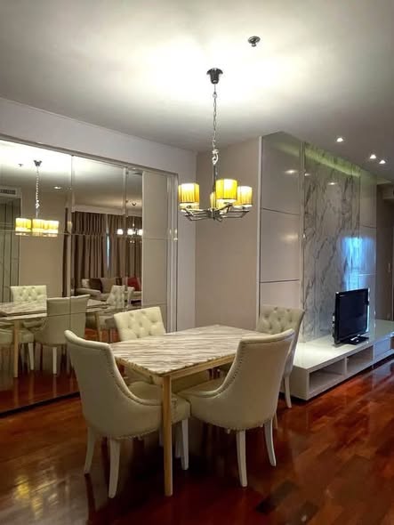 room interior of Noble Ora