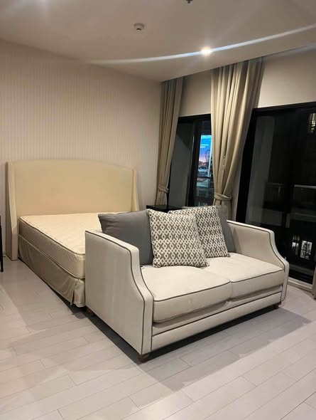 bedroom and living room of Noble Ploenchit