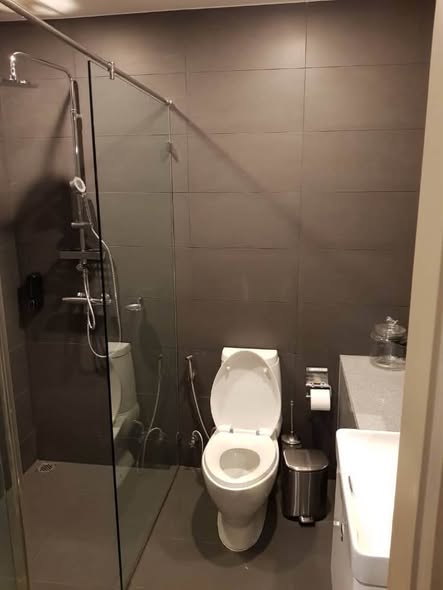 room interior and bathroom of Noble Ploenchit