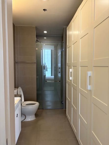 room interior and bathroom of Noble Ploenchit
