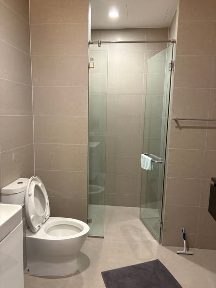 room interior and bathroom of Noble Ploenchit