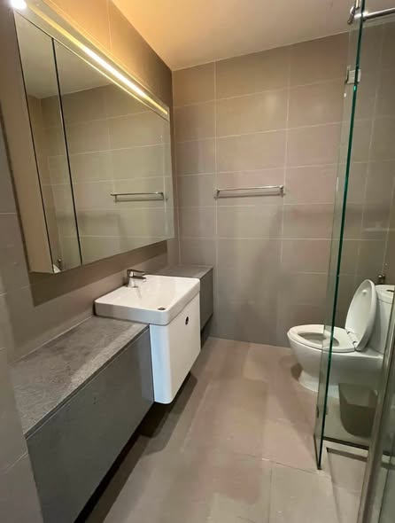 room interior and bathroom of Noble Ploenchit