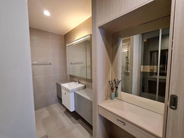 room interior and bathroom of Noble Ploenchit